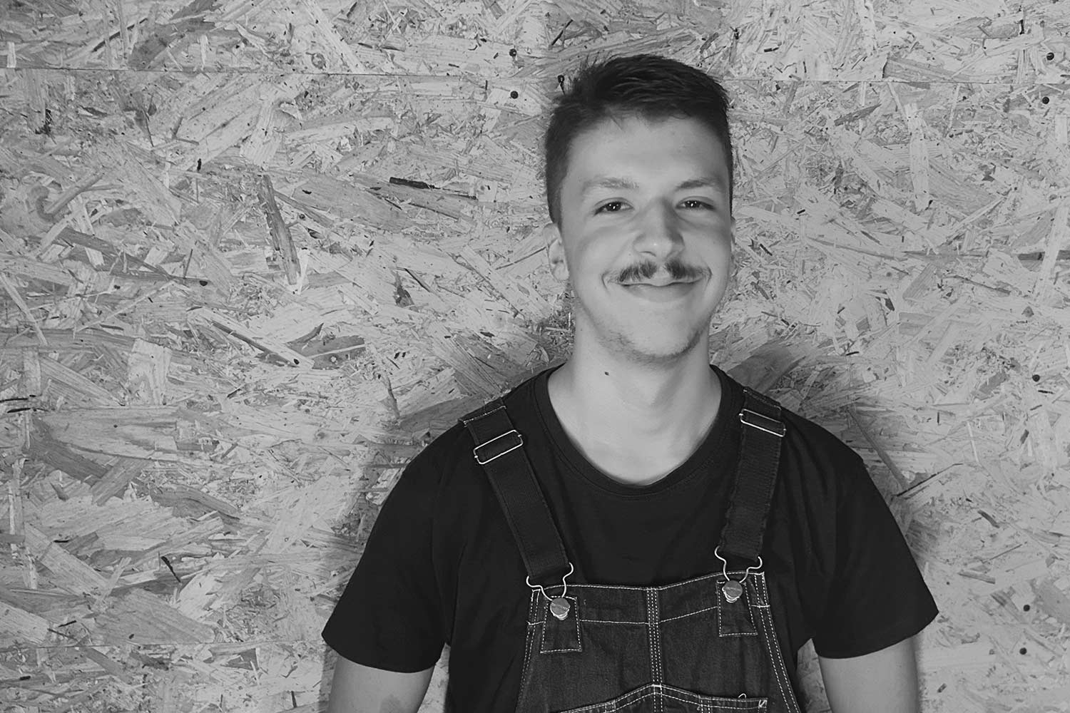 Alexis Fleys de Cassiopub, agence spécialisée dans la réalisation d'enseigne, signalétique, covering véhicule, vitrine, à Aurillac (Cantal) et Rognac (Bouches-du-Rhône).