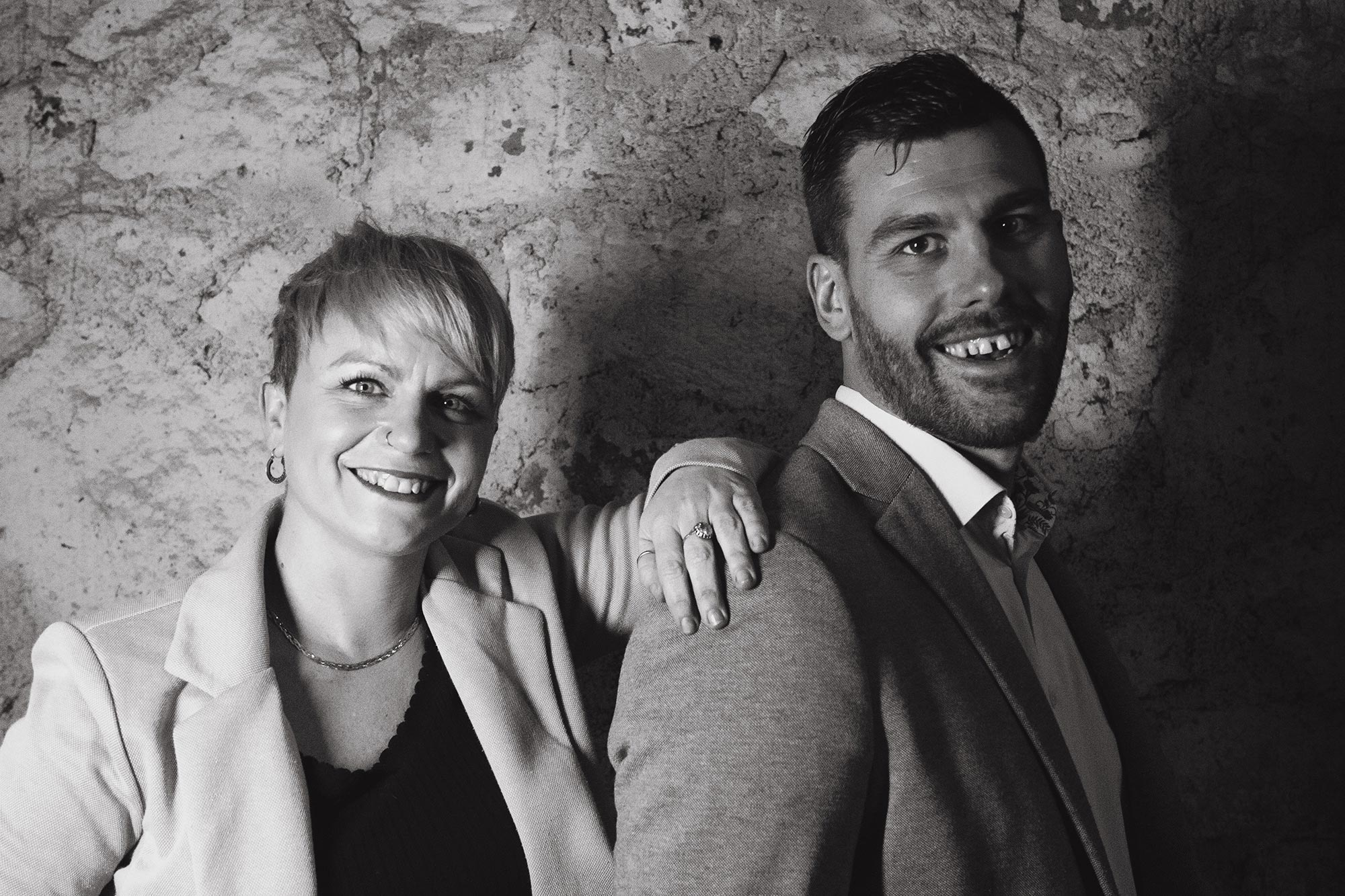 Antoine Audy et Amanda Carcea de Cassiopub, agence spécialisée dans la réalisation d'enseigne, signalétique, covering véhicule, vitrine, à Aurillac (Cantal) et Rognac (Bouches-du-Rhône).