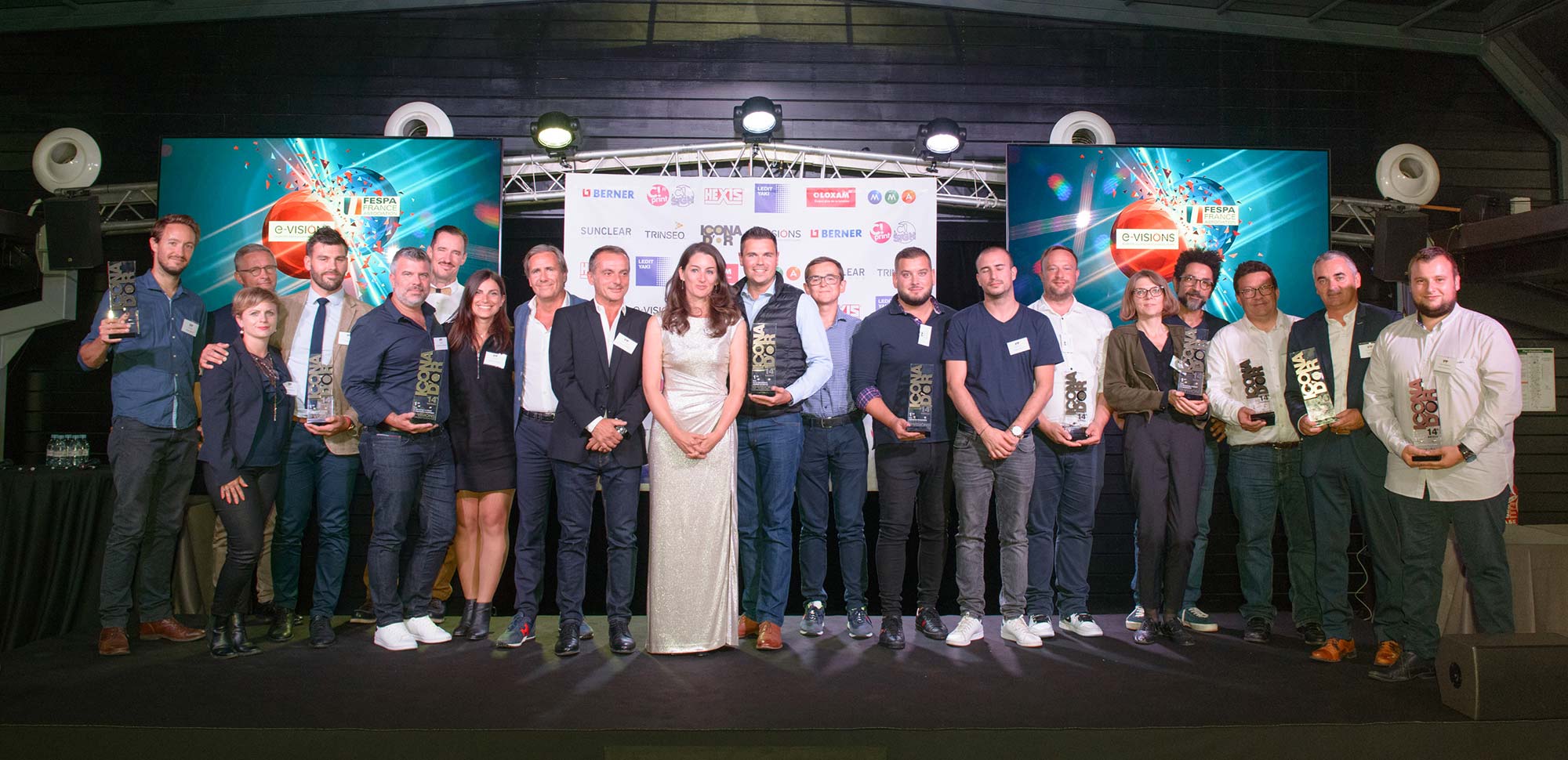 Photo de groupe Icona d'Or 2022 remporté par Cassiopub  pour l’enseigne « Les Cabanes de Celine »