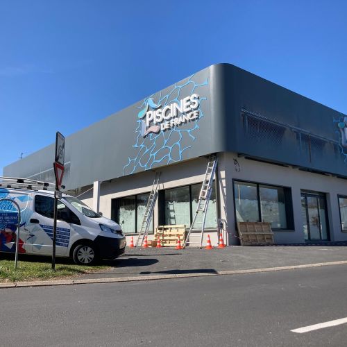 Enseignes réalisées par Cassiopub, agence à Aurillac (Cantal) et Rognac (Bouches-du-Rhône).