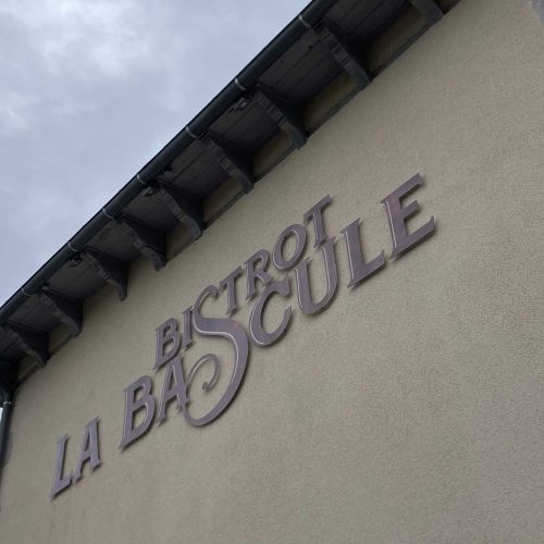 Enseignes réalisées par Cassiopub, agence à Aurillac (Cantal) et Rognac (Bouches-du-Rhône).