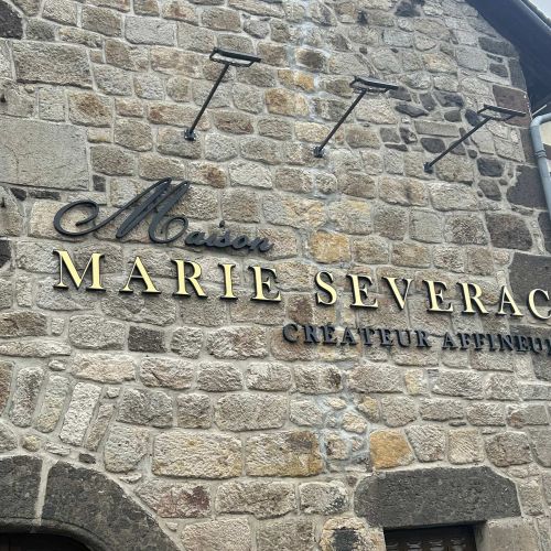 Enseignes réalisées par Cassiopub, agence à Aurillac (Cantal) et Rognac (Bouches-du-Rhône).