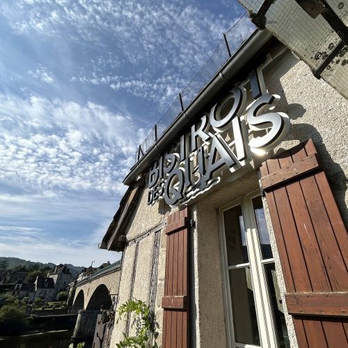 Enseignes réalisées par Cassiopub, agence à Aurillac (Cantal) et Rognac (Bouches-du-Rhône).