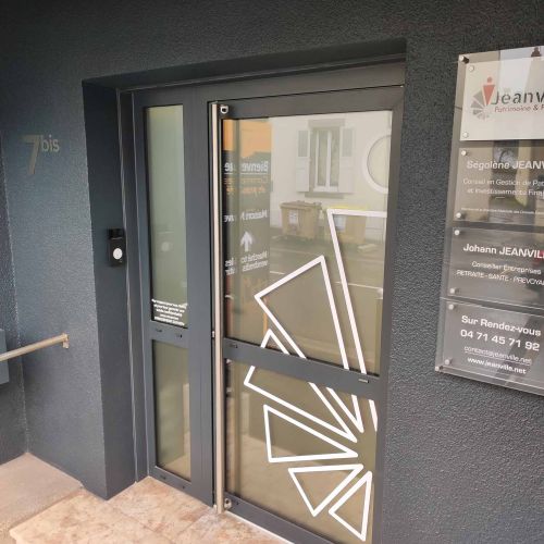 Vitrine réalisée par Cassiopub, agence à Aurillac (Cantal) et Rognac (Bouches-du-Rhône).