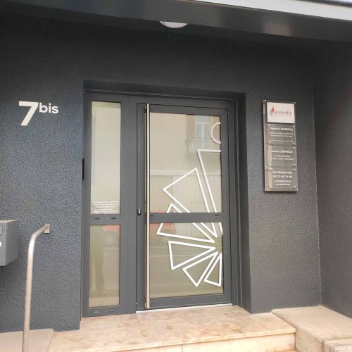 Enseignes réalisées par Cassiopub, agence à Aurillac (Cantal) et Rognac (Bouches-du-Rhône).