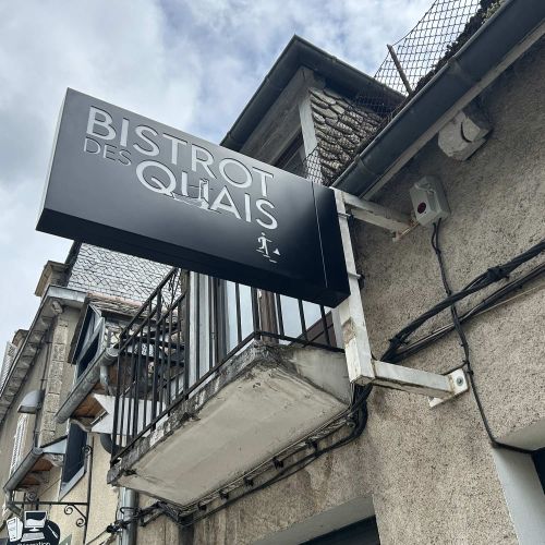 Enseignes réalisées par Cassiopub, agence à Aurillac (Cantal) et Rognac (Bouches-du-Rhône).