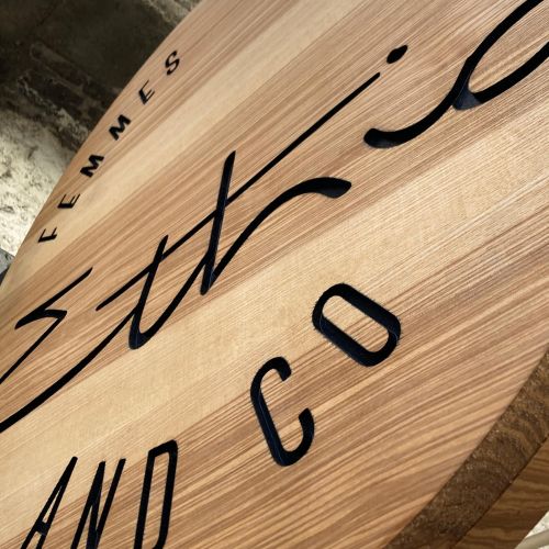 Enseignes réalisées par Cassiopub, agence à Aurillac (Cantal) et Rognac (Bouches-du-Rhône).