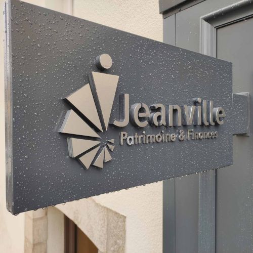 Enseignes réalisées par Cassiopub, agence à Aurillac (Cantal) et Rognac (Bouches-du-Rhône).