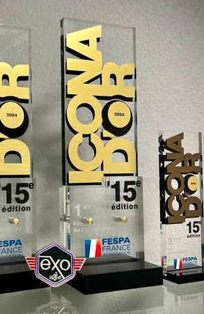 Trophée Icona d'or 2022 décerné à Cassiopub, agence spécialisée dans la réalisation d'enseigne, signalétique, covering véhicule, vitrine, à Aurillac (Cantal) et Rognac (Bouches-du-Rhône).
