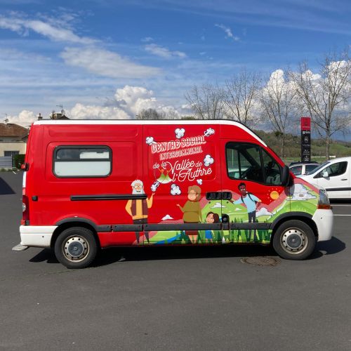 Marquage de véhicules réalisé par Cassiopub, agence à Aurillac (Cantal) et Rognac (Bouches-du-Rhône).