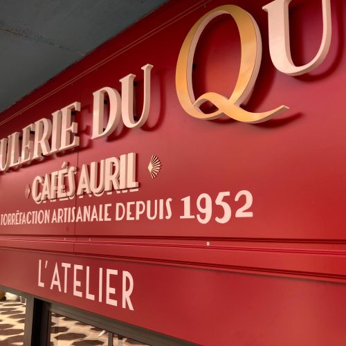 Enseignes réalisées par Cassiopub, agence à Aurillac (Cantal) et Rognac (Bouches-du-Rhône).