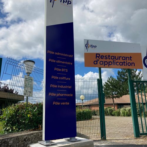 Signalétique réalisée par Cassiopub, agence à Aurillac (Cantal) et Rognac (Bouches-du-Rhône).