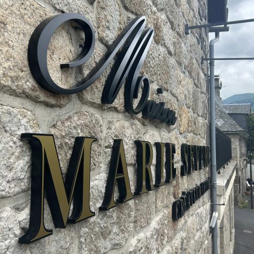 Enseignes réalisées par Cassiopub, agence à Aurillac (Cantal) et Rognac (Bouches-du-Rhône).