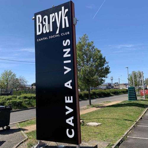 Enseignes réalisées par Cassiopub, agence à Aurillac (Cantal) et Rognac (Bouches-du-Rhône).