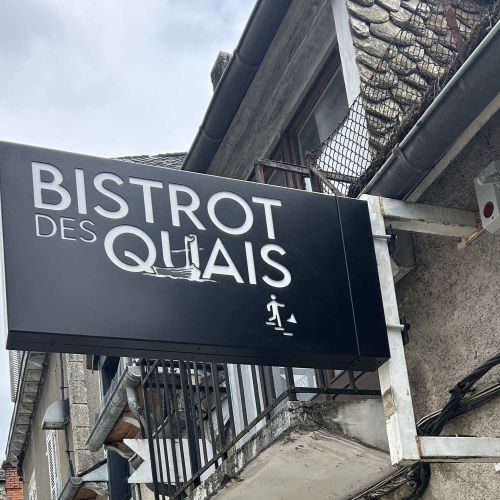 Enseignes réalisées par Cassiopub, agence à Aurillac (Cantal) et Rognac (Bouches-du-Rhône).