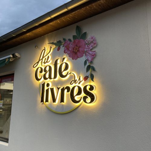 Enseignes réalisées par Cassiopub, agence à Aurillac (Cantal) et Rognac (Bouches-du-Rhône).