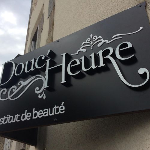 Enseignes réalisées par Cassiopub, agence à Aurillac (Cantal) et Rognac (Bouches-du-Rhône).