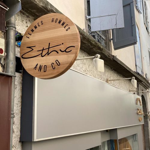 Enseignes réalisées par Cassiopub, agence à Aurillac (Cantal) et Rognac (Bouches-du-Rhône).