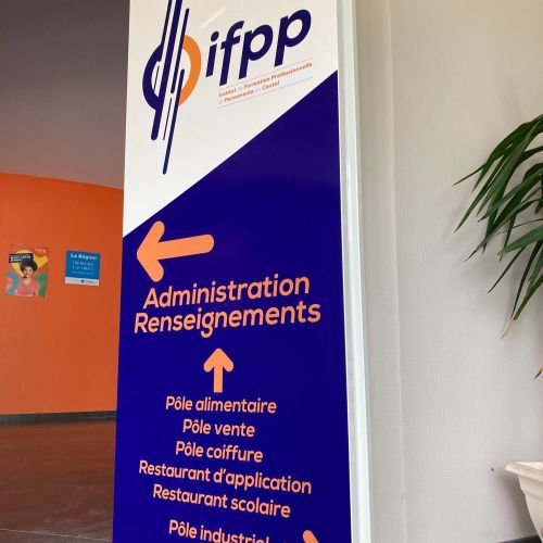 Signalétique réalisée par Cassiopub, agence à Aurillac (Cantal) et Rognac (Bouches-du-Rhône).