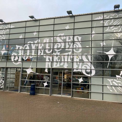 Vitrine réalisée par Cassiopub, agence à Aurillac (Cantal) et Rognac (Bouches-du-Rhône).