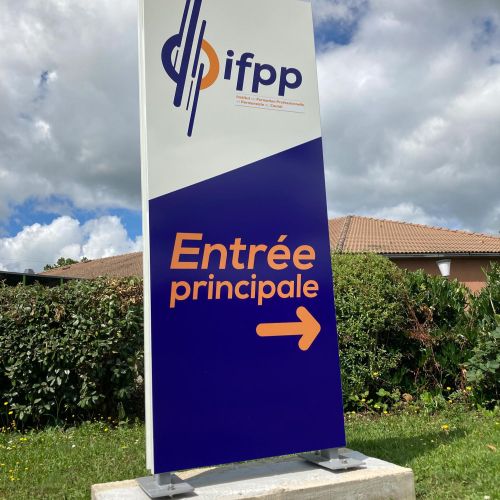 Signalétique réalisée par Cassiopub, agence à Aurillac (Cantal) et Rognac (Bouches-du-Rhône).