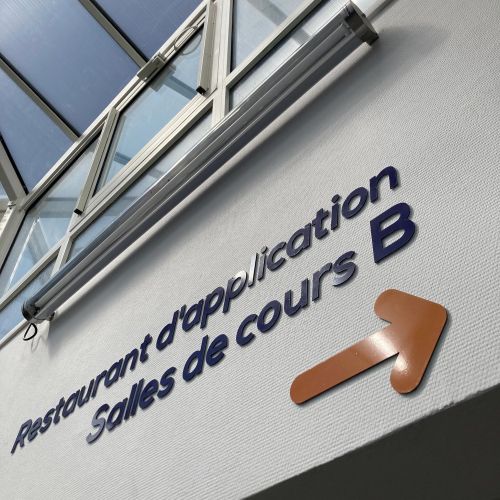 Signalétique réalisée par Cassiopub, agence à Aurillac (Cantal) et Rognac (Bouches-du-Rhône).