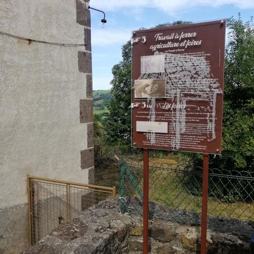 Signalétique réalisée par Cassiopub, agence à Aurillac (Cantal) et Rognac (Bouches-du-Rhône).