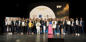Photo de groupe Icona d'Or 2024 remporté par Cassiopub  pour l’enseigne « Les Cabanes de Celine »