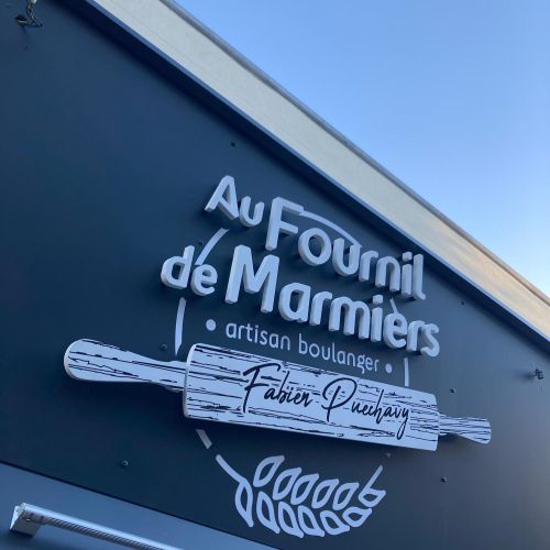 Enseignes réalisées par Cassiopub, agence à Aurillac (Cantal) et Rognac (Bouches-du-Rhône).