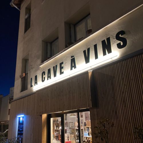 Enseignes réalisées par Cassiopub, agence à Aurillac (Cantal) et Rognac (Bouches-du-Rhône).