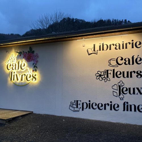 Enseignes réalisées par Cassiopub, agence à Aurillac (Cantal) et Rognac (Bouches-du-Rhône).