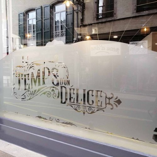 Vitrine réalisée par Cassiopub, agence à Aurillac (Cantal) et Rognac (Bouches-du-Rhône).