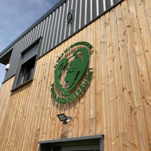 Enseignes réalisées par Cassiopub, agence à Aurillac (Cantal) et Rognac (Bouches-du-Rhône).
